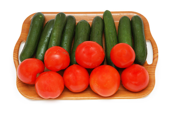 komkommers en tomaten geïsoleerd op de witte - Foto, afbeelding