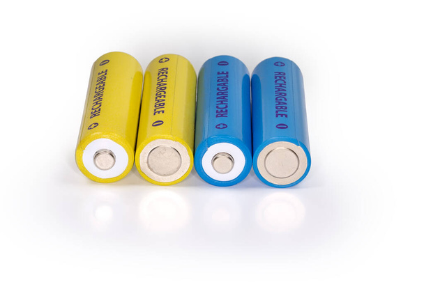 Żółte i niebieskie akumulatory o rozmiarze AA na jasnej powierzchni - Zdjęcie, obraz