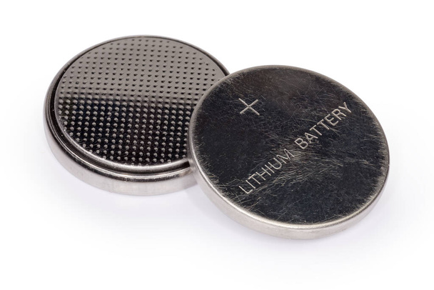 白い背景の2つのリチウムボタン電池、選択的フォーカスのクローズアップ - 写真・画像