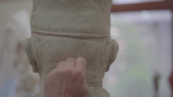 Umělec sochař vytvářející plastiku busty s hlínou - Záběry, video