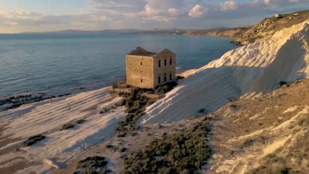 Punta Bianca Sicilia Agrigento, costa de acantilados blancos con casa abandonada en Siclia - Metraje, vídeo