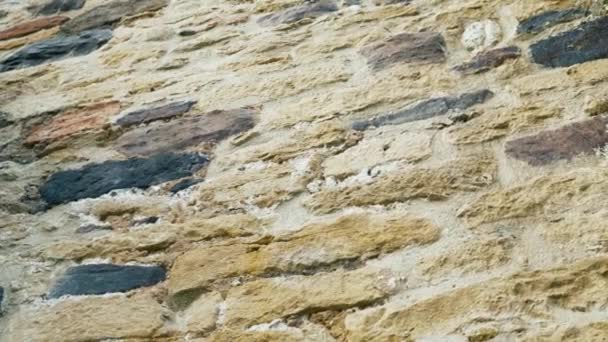 Αρχαίος πέτρινος τοίχος με φθαρμένη υφή από κοντά - Πλάνα, βίντεο