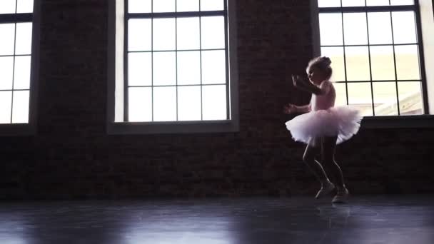 Дитяча маленька балерина в рожевій танцівниці. Дитячий балет. Повільний рух
. - Кадри, відео