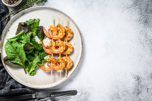 Grilled Shrimps, Prawns skewers with herbs, garlic, brochette kebab. Gray background. Top view. Copy space. - Foto, imagen