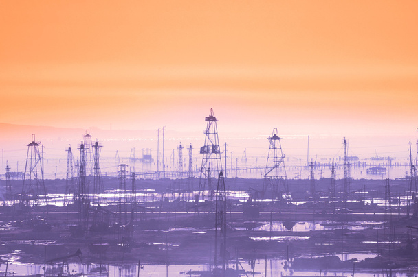 Derricas de petróleo no início da manhã - Cáspio ver perto de Baku
 - Foto, Imagem
