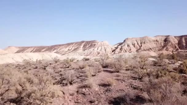 Színes dombok a szurdok a sivatagban. - Felvétel, videó