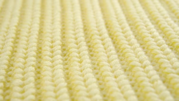 Lignes tricotées symétriques d'un pull d'hiver en laine chaude. Texture macro texturée jaune - Séquence, vidéo