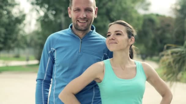 Joggers couple standing in the park - Materiaali, video