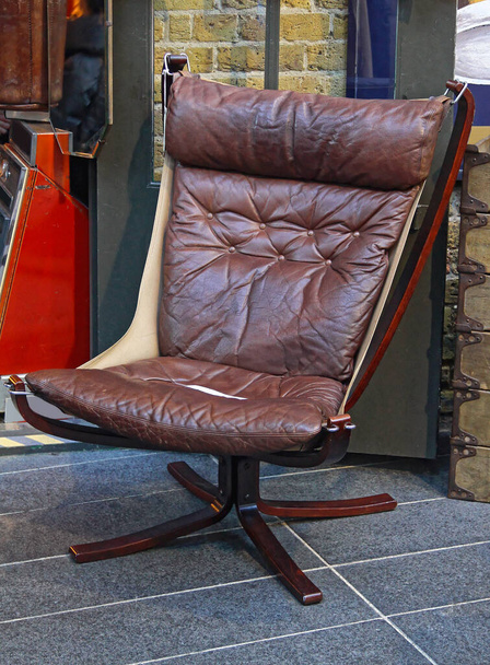 Old Vintage Leather Chair at Flea Market - Fotoğraf, Görsel