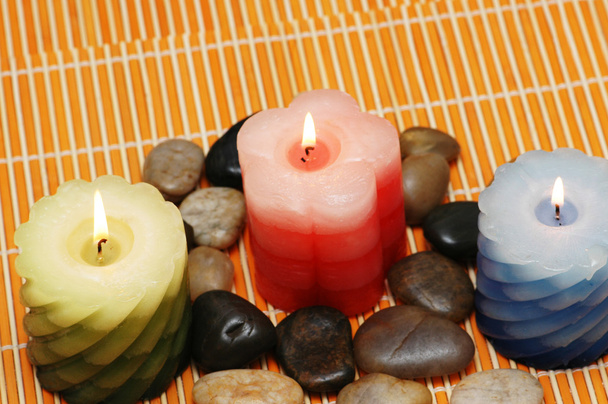 Kolme kynttilää ja kiviä spa-istuntoon
 - Valokuva, kuva