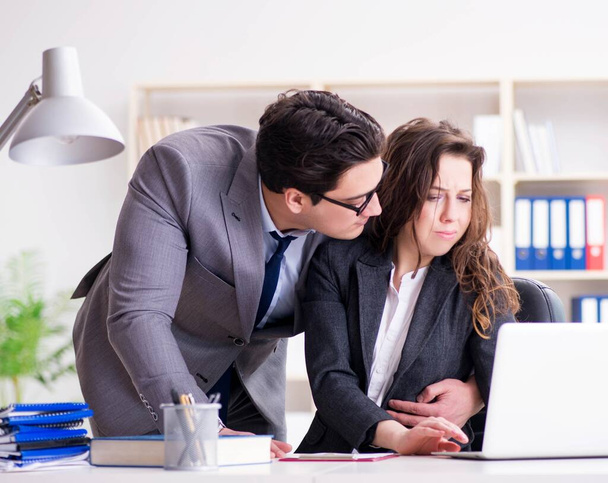 Szexuális zaklatás koncepció férfi és nő részvételével az irodában - Fotó, kép