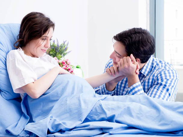 Στοργικός σύζυγος που επισκέπτεται έγκυο γυναίκα στο νοσοκομείο - Φωτογραφία, εικόνα
