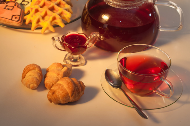 Květinový čaj s čerstvými croissanty a malinový džem - Fotografie, Obrázek