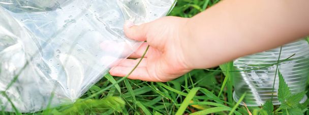 Saco plástico vazio usado nas mãos de uma menina enquanto limpava o parque de detritos - Foto, Imagem
