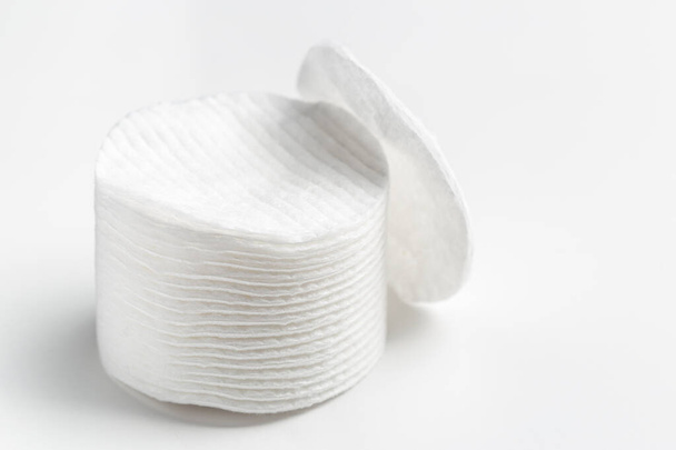 Almohadillas de algodón sobre fondo gris - Foto, imagen