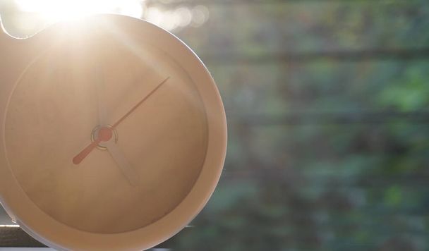 gros plan de l'horloge blanche avec rétro-éclairage au soleil - Photo, image