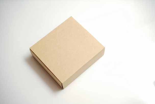 Χάρτινο κουτί σε λευκό φόντο. Υψηλής ποιότητας φωτογραφία - Φωτογραφία, εικόνα