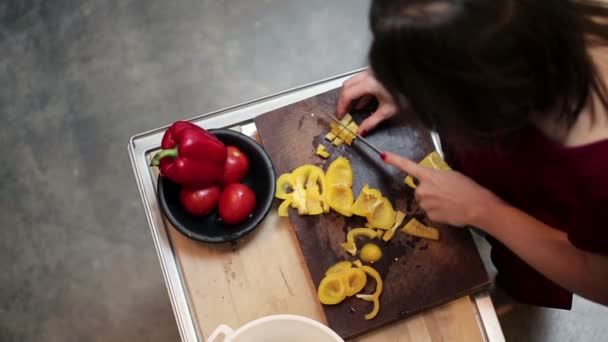 Woman slicing yellow pepper - Video, Çekim