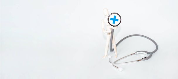 puinen mies hahmo stetoskooppi lääketiede terveys harmaalla pohjalla - Valokuva, kuva