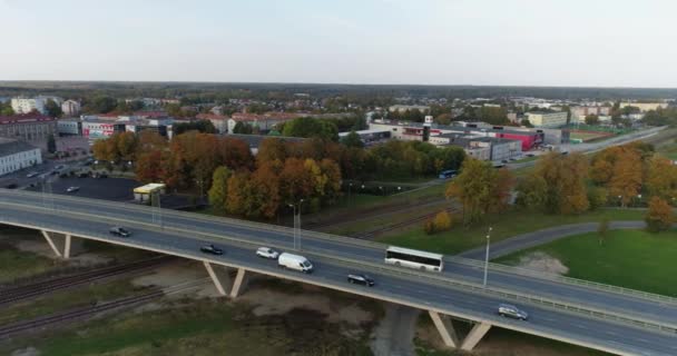 Images aériennes de la circulation urbaine, des voitures et des bus sur la route. Estonie. - Séquence, vidéo