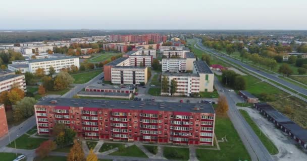 Vista aerea sulle case nella campagna estone. Paesaggio urbano estivo. Filmati aerei. - Filmati, video