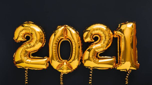 2021 vuoden joulun kulta ilmapalloja mustalla pohjalla. Hyvää uutta vuotta 2021. Pitkä web banneri - Valokuva, kuva