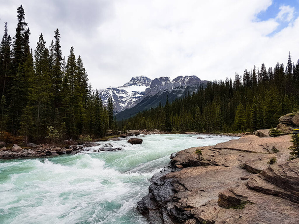 Řeka v horách v Albertě v Kanadě. Deštivý den - Fotografie, Obrázek