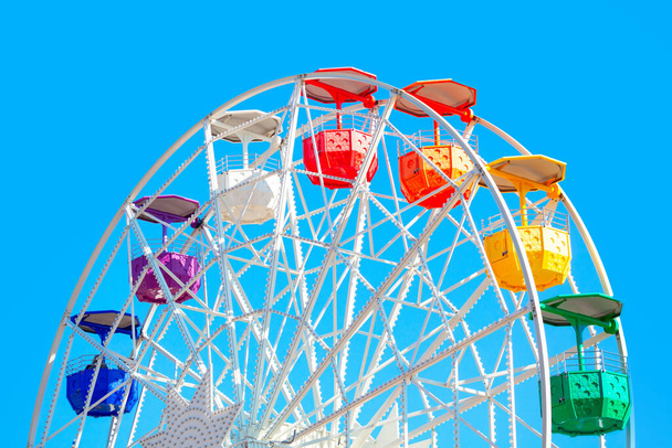 Ferris Wheel z kolorowymi kabinami. Park rozrywki - Zdjęcie, obraz