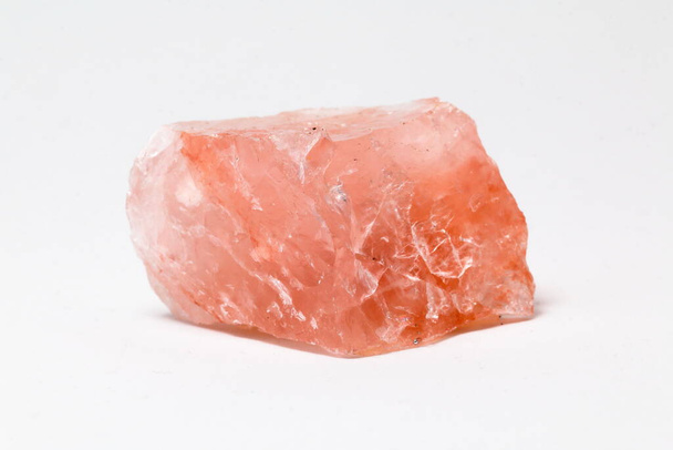 vaaleanpunainen kvartsi valkoisella taustalla. pinkki kivi - Valokuva, kuva