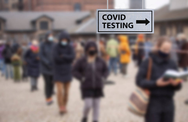 Las personas que esperaban en la cola larga hicieron cola para hacerse exámenes de salud para la prueba del Coronavirus Covid-19 o la vacuna en el centro de pruebas de la ciudad. Imagen borrosa con enfoque selectivo. - Foto, Imagen