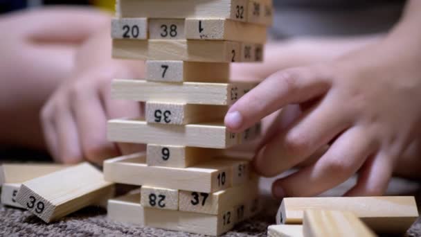 Handen Boy Verzamel houten blokken en spelen bij het ontwikkelen van spel. Close-up - Video