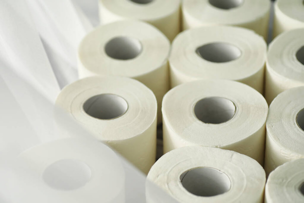 Toilettenpapier in einer Rolle. Schneeweißes, weiches, dreilagiges Toilettenpapier. Es fehlt an Hygieneartikeln. Primärschutz und Desinfektion. - Foto, Bild