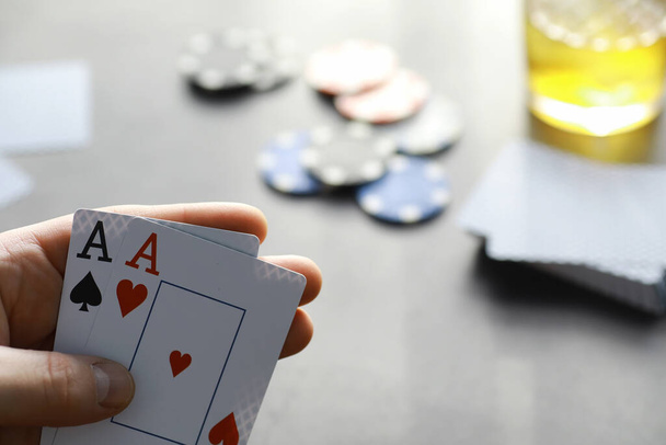 Κάρτα τυχερών παιχνιδιών παιχνίδια για τα χρήματα. Τέξας Hold 'em Πόκερ. Κάρτες στο χέρι, μάρκες, τράπουλα αλκοόλ σε ποτήρι. - Φωτογραφία, εικόνα