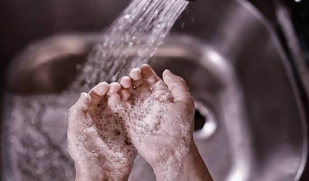 Règles d'hygiène. Se laver les mains avant les repas. Traitement antibactérien mains avec du savon. Un moyen de prévenir l'infection virale. Protection contre le coronavirus. - Photo, image