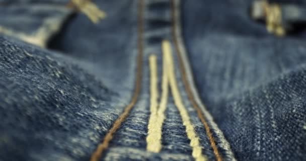 Dolly Shot z jeansowej tekstury tkaniny i szwów wideo. - Materiał filmowy, wideo