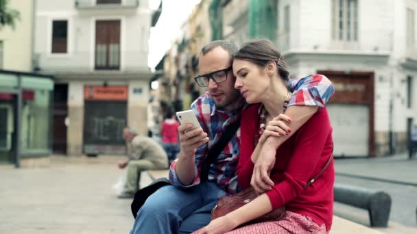 Couple watching on smartphone - Materiał filmowy, wideo