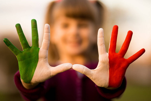 イタリアの旗の色で子供の手を描いた。創造力 - 写真・画像