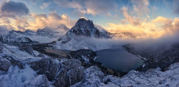 A mesmerizing shot of the mount Assiniboine Provincial Park under the bright sky in the evening - Zdjęcie, obraz