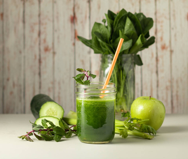 Zbliżenie ujęcie zielonego smoothie z ogórkiem i jabłkami - Zdjęcie, obraz