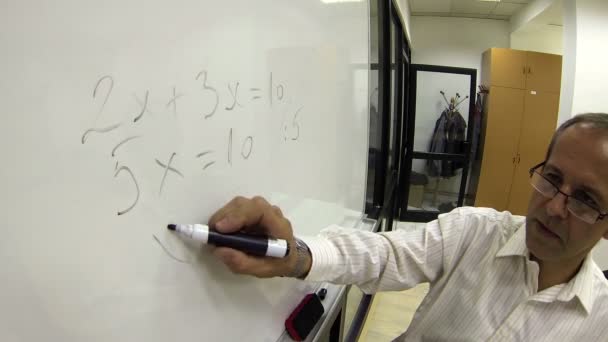 nauczyciel matematyki w pracy - Materiał filmowy, wideo