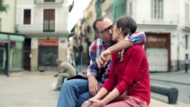 Couple kissing and talking - Кадри, відео