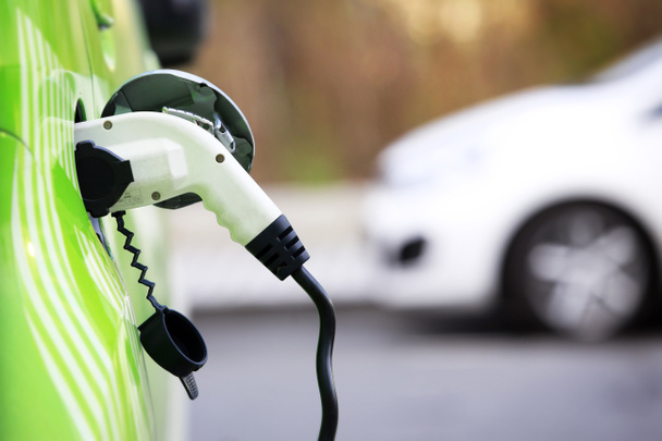 Elektrikli bir araba enerji yükleme   - Fotoğraf, Görsel