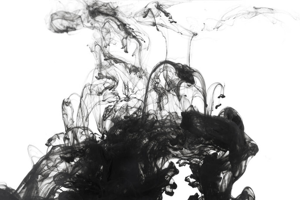 Un primer plano de tinta negra en el agua - Foto, imagen