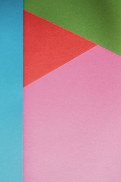 Pionowe geometryczne tło wykonane z kolorowych papierów - przestrzeń do kopiowania - Zdjęcie, obraz