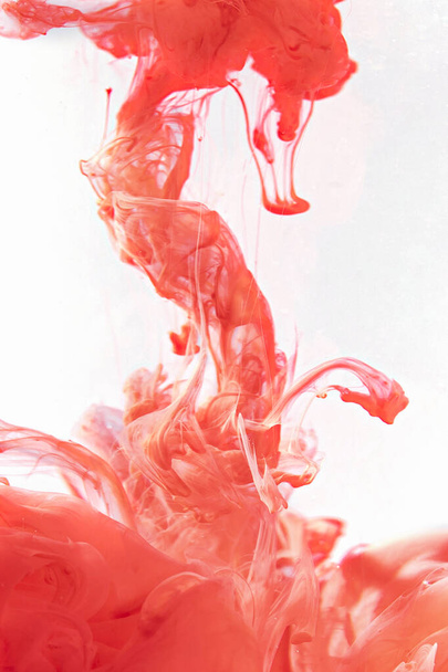 A vertical shot of red ink in the water - Foto, Imagen