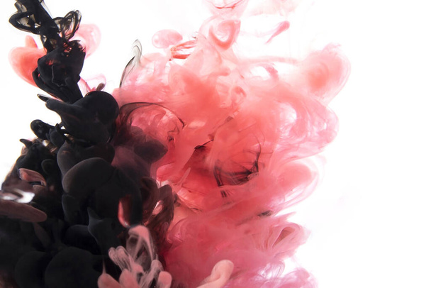 крупним планом чорно-рожеве чорнило у воді
 - Фото, зображення