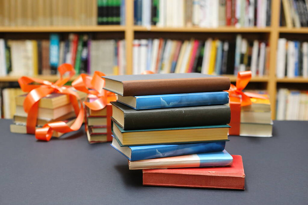 Libri e regali sul tavolo della biblioteca - Foto, immagini