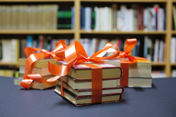 Libri e regali sul tavolo della biblioteca - Foto, immagini