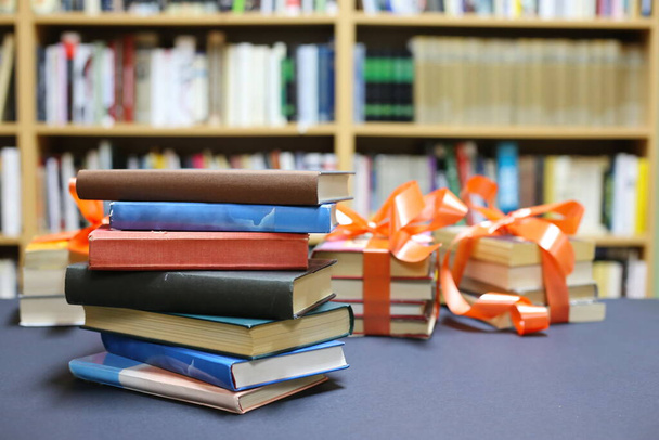 Books and gifts on the library table - Fotoğraf, Görsel