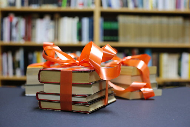 Libros y regalos en la mesa de la biblioteca - Foto, imagen